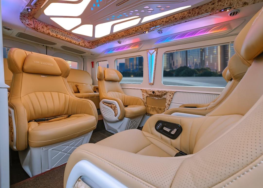 Xe Limousine DCar Vip Lounge với 2 ghế có khả năng xoay 180 độ