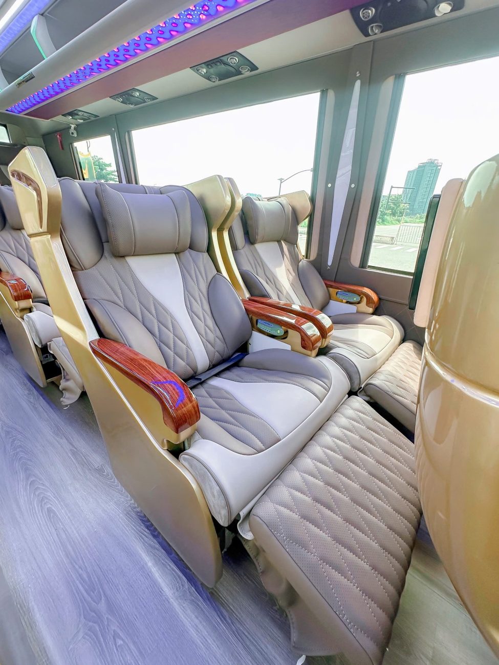 Thue Xe Limousine 18 Cho 4
