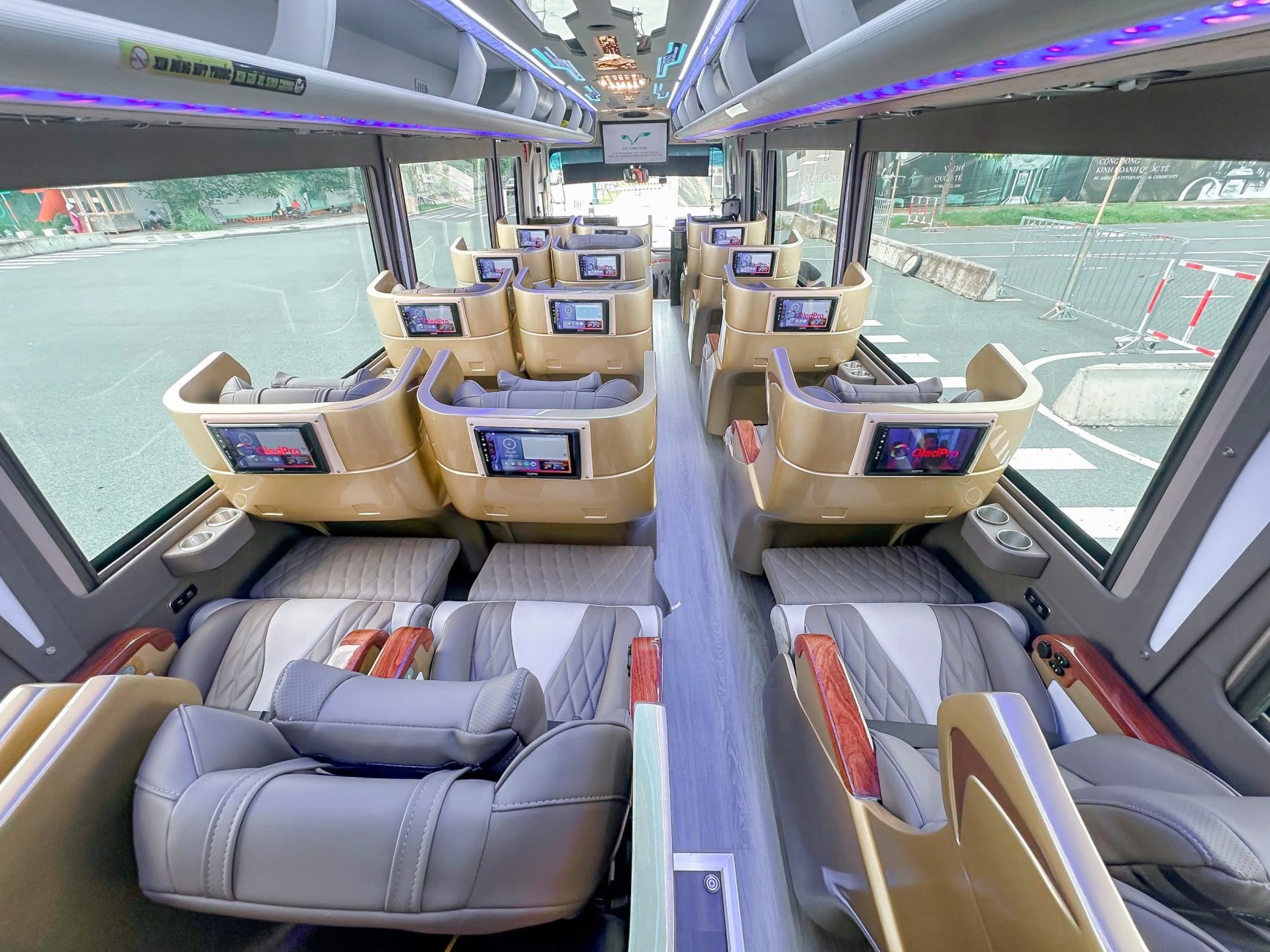 Thue Xe Limousine 18 Cho 7